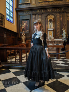 Yumi debout en robe Gothic Lolita - Art du Noir - Hermitage Gantois #2